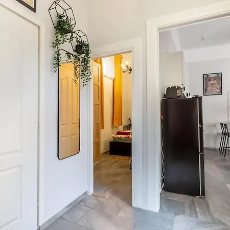 Kz10e Paola On Kazinczy Utca * Budapeste