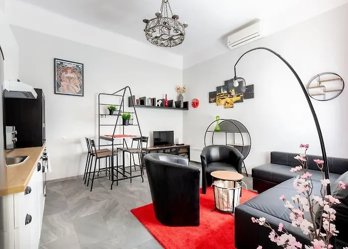 Kz10e Paola On Kazinczy Utca Budapest